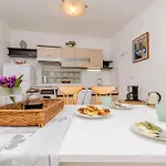Apartment Mezaroca *