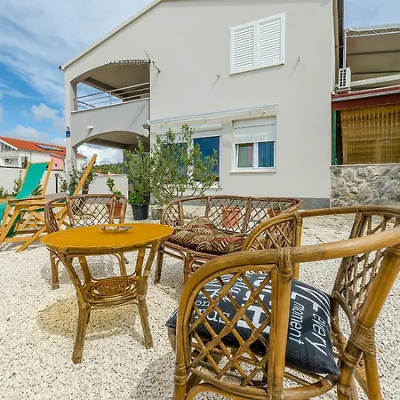 아파트 Mezaroca 로고즈니차